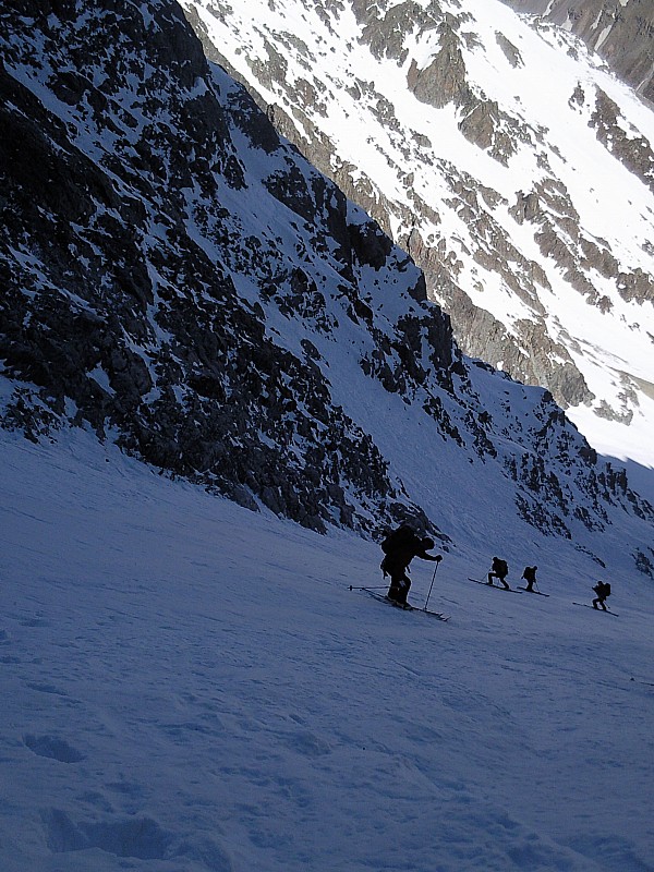 #8 dans le couloir : Sur cette photo, on distingue bien les deux types de neige rencontrées dans le couloir: dure mais bonne accroche au milieu, tassée sur les rives. dans le couloir : Sur cette photo, on distingue bien les deux types de neige rencontrées dans le couloir: dure mais bonne accroche au milieu, tassée sur les rives.
