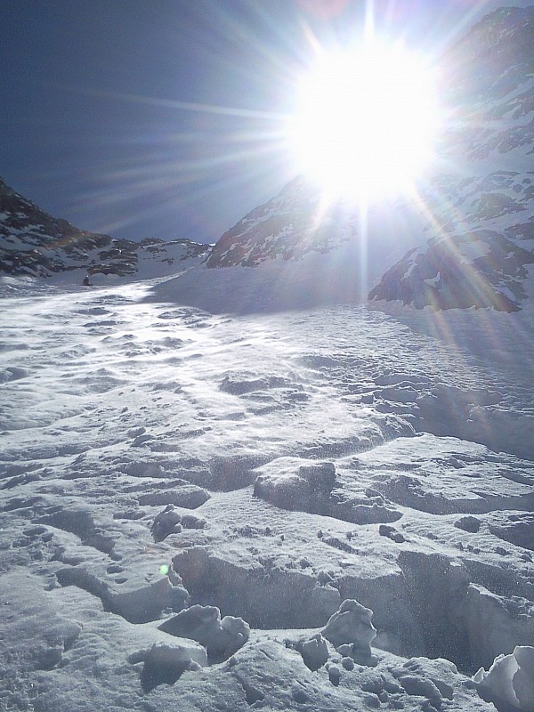 #16 Départ de la descente. : Sous l Départ de la descente. : Sous l'étroiture de la rive droite, une photo gros plan pour donner une idée de la neige skiée ce jour.