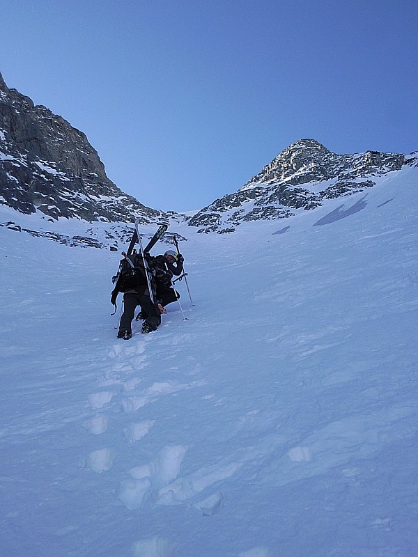 #10 dans le couloir : Arrivée vers la bifurcation des deux branches. Vers celle de gauche, la glace apparaît. dans le couloir : Arrivée vers la bifurcation des deux branches. Vers celle de gauche, la glace apparaît.