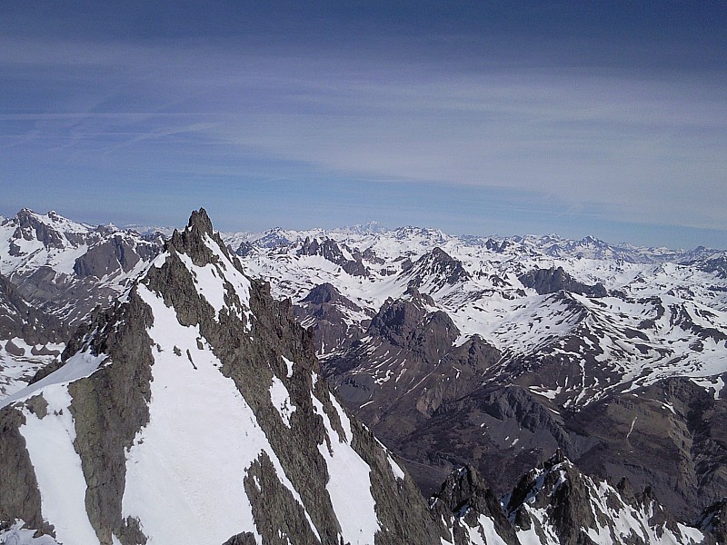 #13 Du col : Vu sur le pic de Prés les Fonts, et au fond, le Mont Blanc. Du col : Vu sur le pic de Prés les Fonts, et au fond, le Mont Blanc.