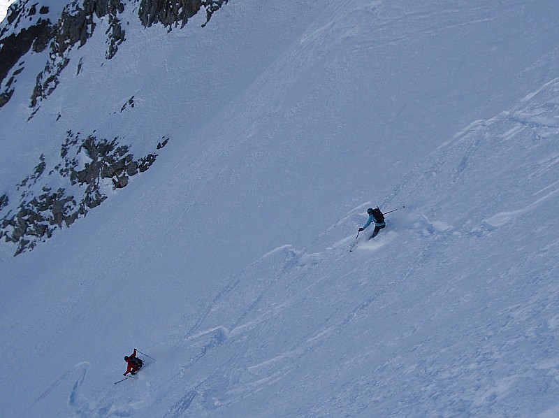 #10 Descente : Jeanne et Laurent enchaînent les belles courbes. La neige doit être bonne! Descente : Jeanne et Laurent enchaînent les belles courbes. La neige doit être bonne!
