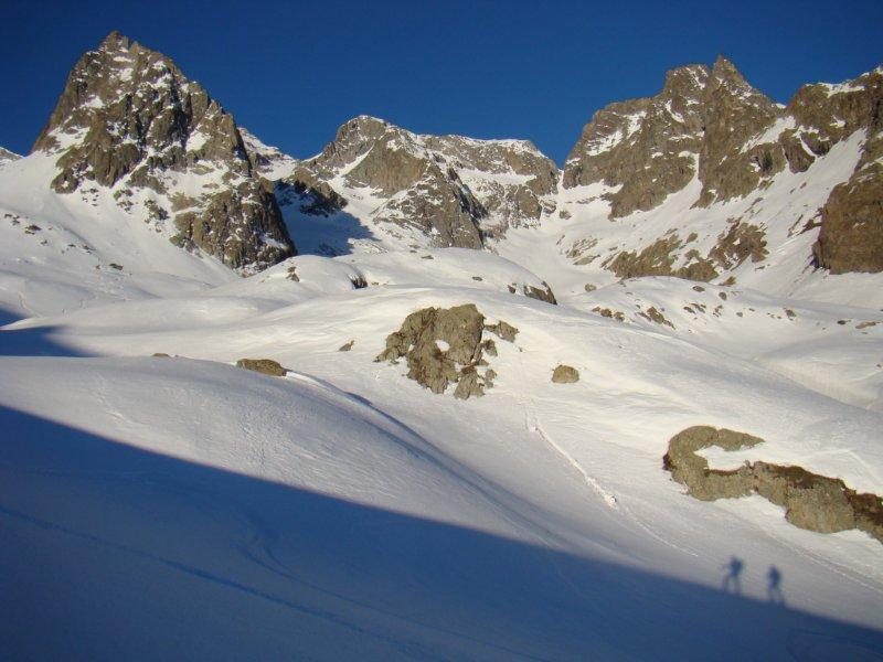#1 dans les moraines : lever du jour : au fond la brèche Gaspard dans les moraines : lever du jour : au fond la brèche Gaspard