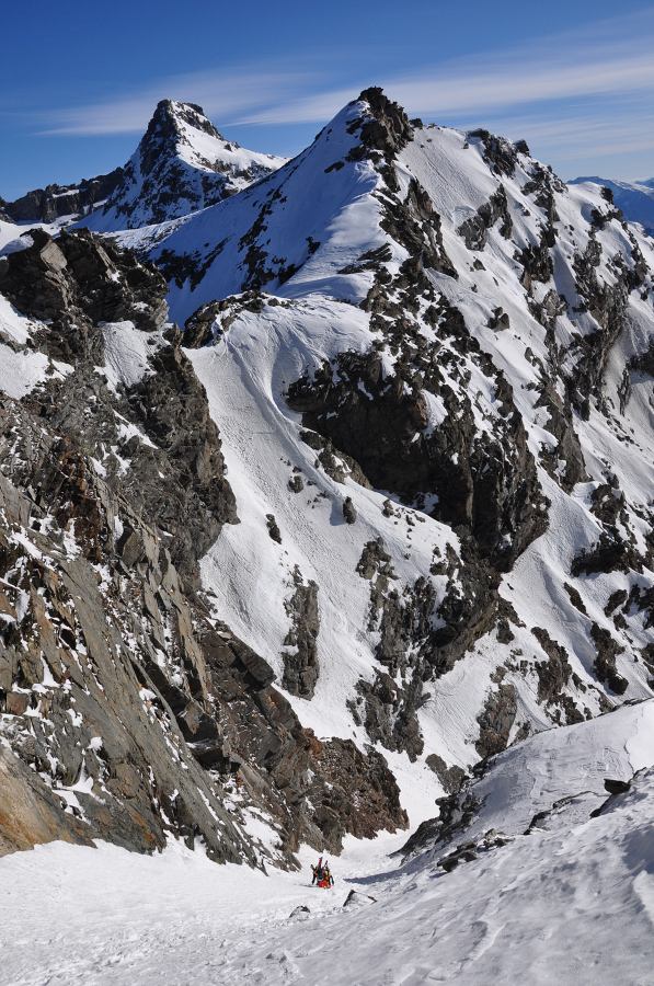 #8 Couloir : En rejoignant le couloir supérieur, vue sur ce qui sera notre itinéraire de salut: la Pointe Clavarini et l Couloir : En rejoignant le couloir supérieur, vue sur ce qui sera notre itinéraire de salut: la Pointe Clavarini et l'écharpe qui y conduit