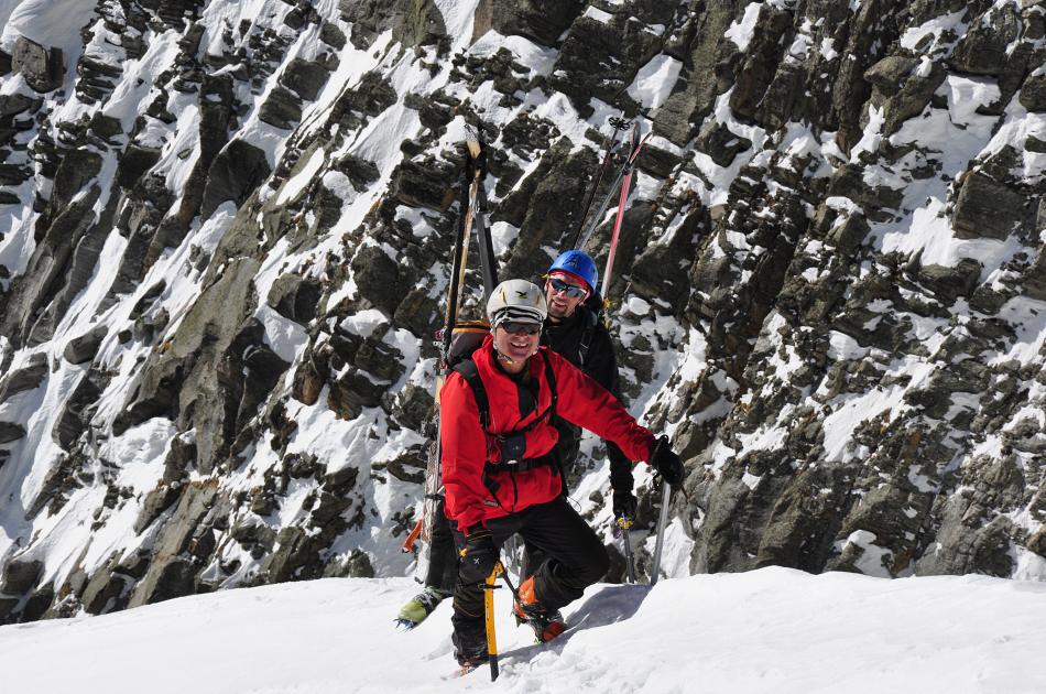 #11 Enzo : Arrivée d Enzo : Arrivée d'Enzo, le roi, au sommet de ce couloir qu'il nous offre sur un plateau, avec Enrico, qui termine ses 2200m de déniv du jour, bravo !