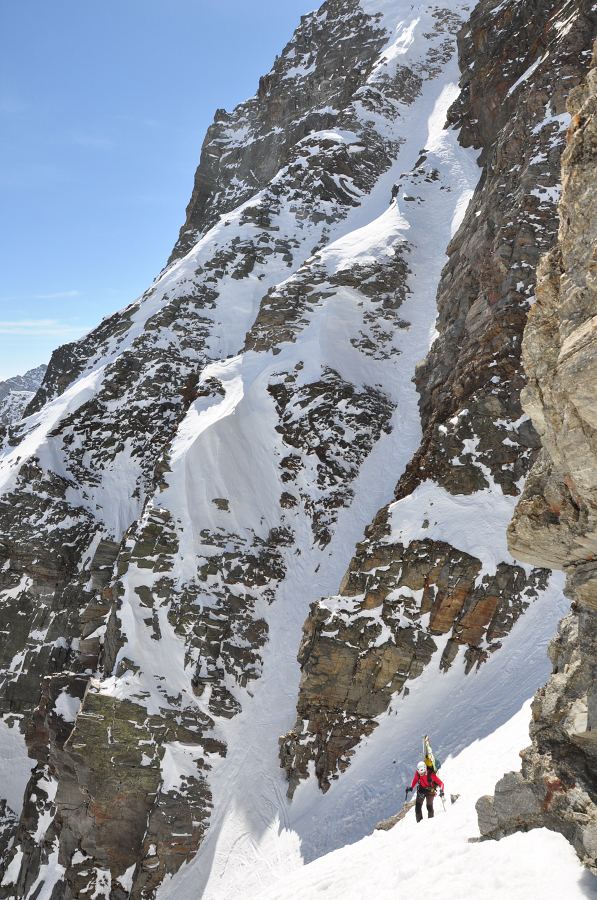 #22 Echarpe salvatrice : Un peu plus bas, en route vers la pointe Clavarini, en tournant le dos à ce beau couloir Echarpe salvatrice : Un peu plus bas, en route vers la pointe Clavarini, en tournant le dos à ce beau couloir