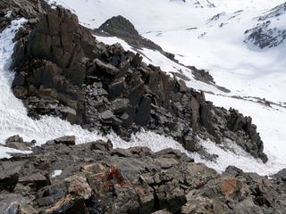 #6 Repérage du couloir : Il démarre 30 mètres en dessous du sommet, côté Est Repérage du couloir : Il démarre 30 mètres en dessous du sommet, côté Est