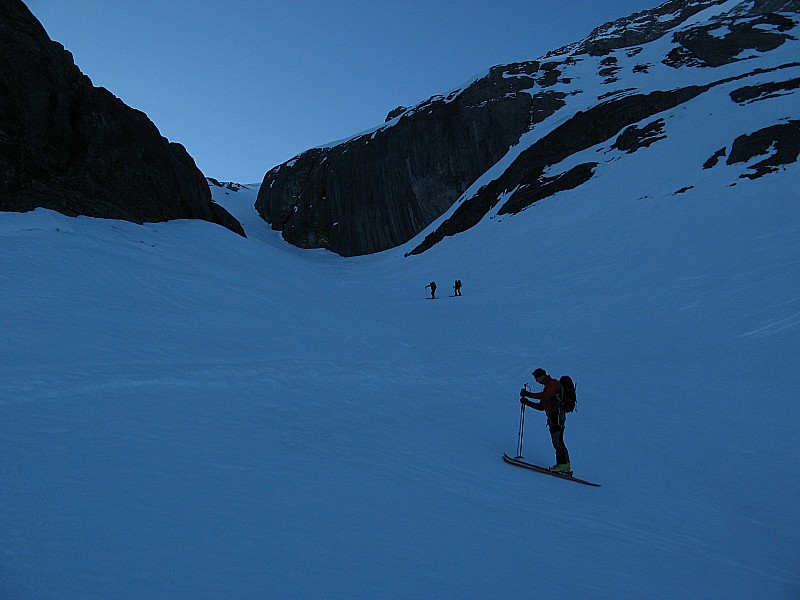 #1 Vallon de montée vers 2200m : Montée dans le vallon vers 2200m avec les couteaux Vallon de montée vers 2200m : Montée dans le vallon vers 2200m avec les couteaux