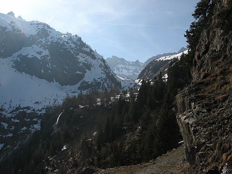 #15 Face au vallon d Face au vallon d'Emarey : Face au vallon d'Emarey et la fin de la descente skiable vue depuis la piste vers 1600m