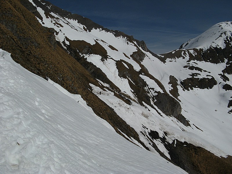 #9 Versant pourrie de Barberine! : Descente dans cette face sud assez pourrie pour rejoindre le bas du vallon de Barberine! Vue sur le col de Barberine 2481m Versant pourrie de Barberine! : Descente dans cette face sud assez pourrie pour rejoindre le bas du vallon de Barberine! Vue sur le col de Barberine 2481m