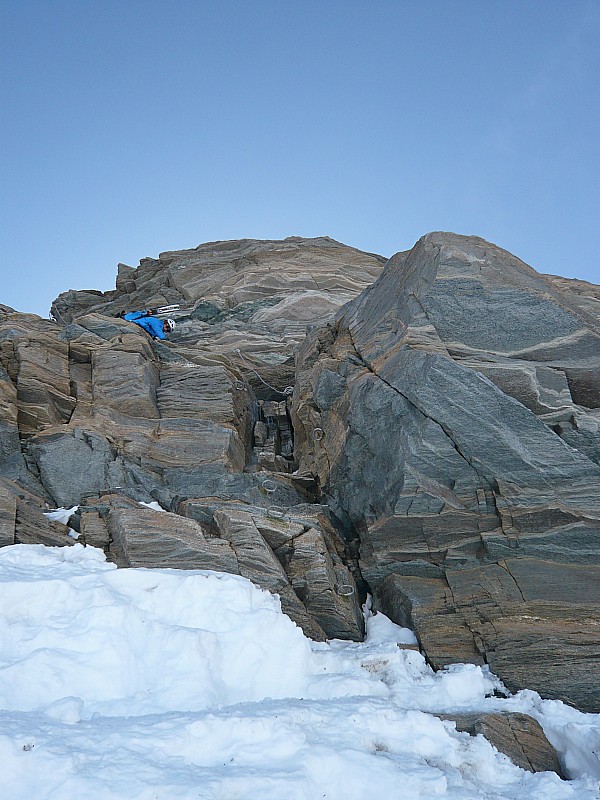 #20 Albaron : desescalade pour prendre pied sur le glacier du grand fond ( merci la corde fixe ) Albaron : desescalade pour prendre pied sur le glacier du grand fond ( merci la corde fixe )