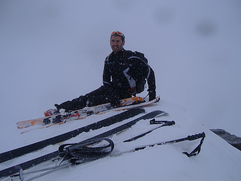 #12 Arrivée de Seb : l Arrivée de Seb : l'ambiance au sommet a bien changée une heure plus tard... il neige bien! mais pause bien méritée, pas grave...