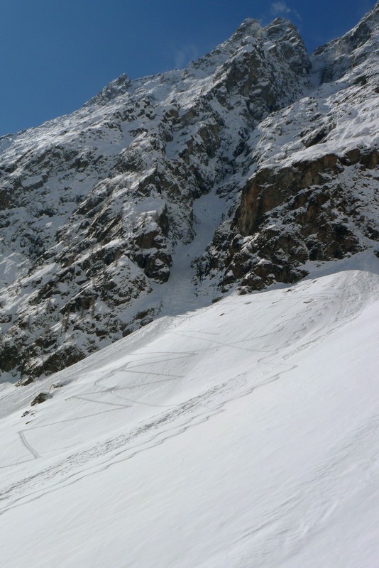 #11 Pelas-Verney : Le couloir, vu après le but :-) On perçoit les 3 surfeurs qui s Pelas-Verney : Le couloir, vu après le but :-) On perçoit les 3 surfeurs qui s'y engagent