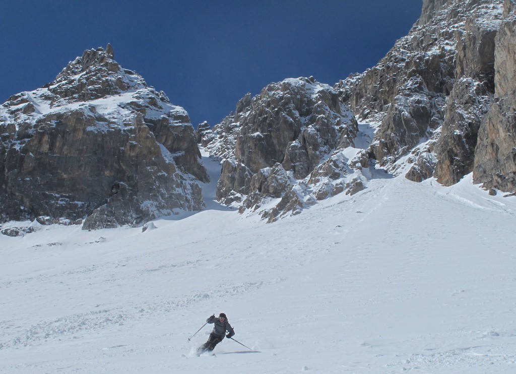 #17 Sous les couloirs : Couloir de la brèche à gauche, couloir de la brèche sup (caché) à droite Sous les couloirs : Couloir de la brèche à gauche, couloir de la brèche sup (caché) à droite