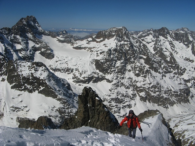 #1 Sortie du couloir en S : traversée des Rouies
L Sortie du couloir en S : traversée des Rouies
L'Olan se dresse au fond