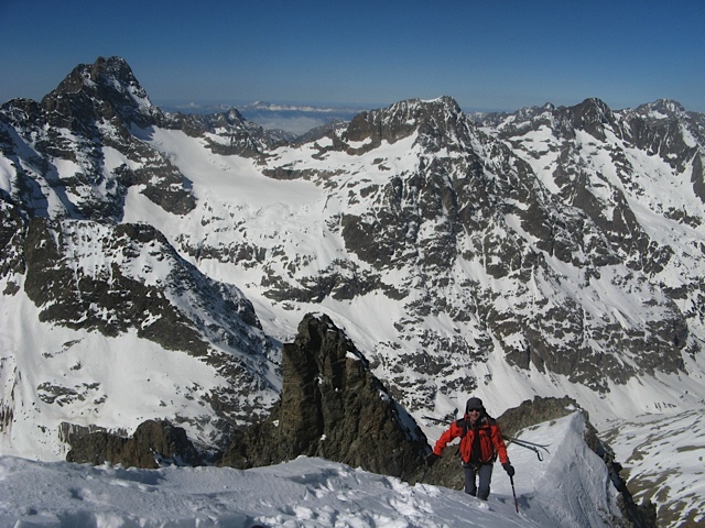 Sortie du couloir en S : traversée des Rouies
L'Olan se dresse au fond