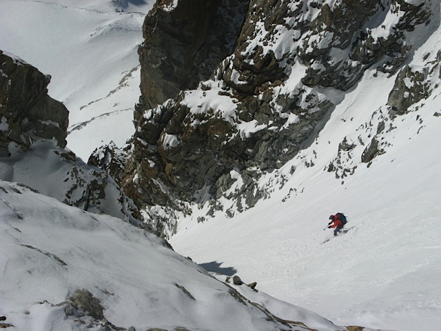 Couloir de la Girose : François enchaine les virages, les autres cramponnent.