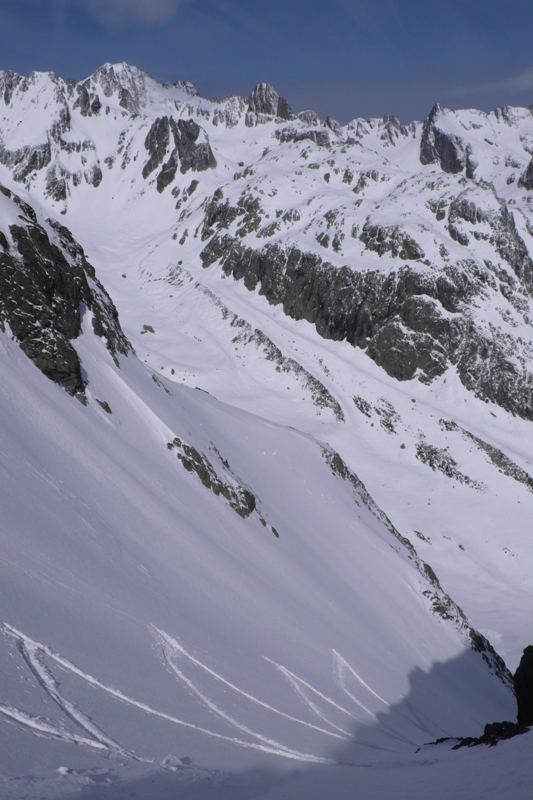 #2 couloir02 : pas trop l couloir02 : pas trop l'habitude de monter à skis là-dedans mais ça brassait trop en crampons