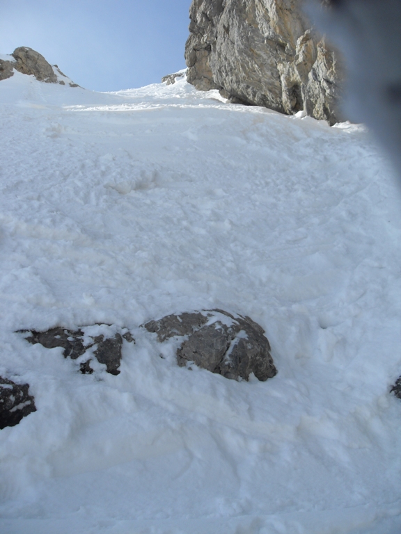 #7 Passage étroit et rocheux dans la partie supérieur du couloir. Passage étroit et rocheux dans la partie supérieur du couloir.