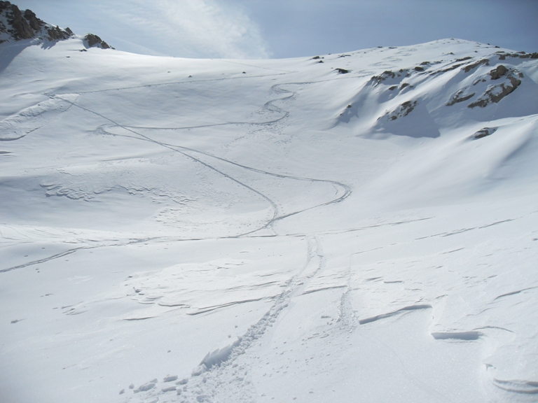 #5 Descente dans les pentes en amont du couloir - Petit sommet entre la Tête d Descente dans les pentes en amont du couloir - Petit sommet entre la Tête d'amont et le Pic de Montbrison (2656m sur la carte)