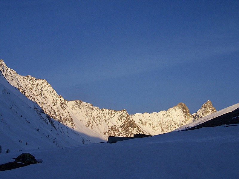 #1 Pointe des Ratissières : Vallon des Aiguilles d Pointe des Ratissières : Vallon des Aiguilles d'Arves, levé du soleil.