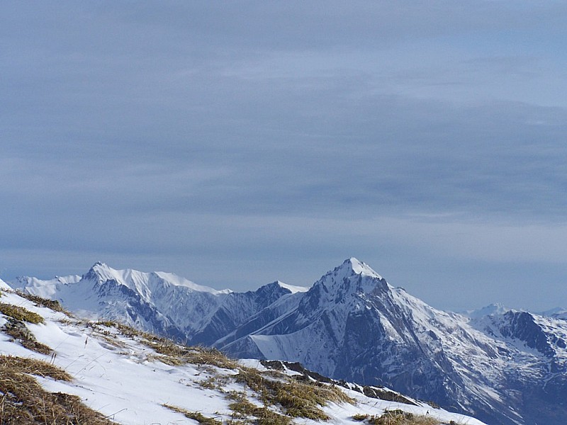 #4 Pointe des Ratissières : Les Encombre avec le Grand Perron, vu de la crête du Puy. Pointe des Ratissières : Les Encombre avec le Grand Perron, vu de la crête du Puy.