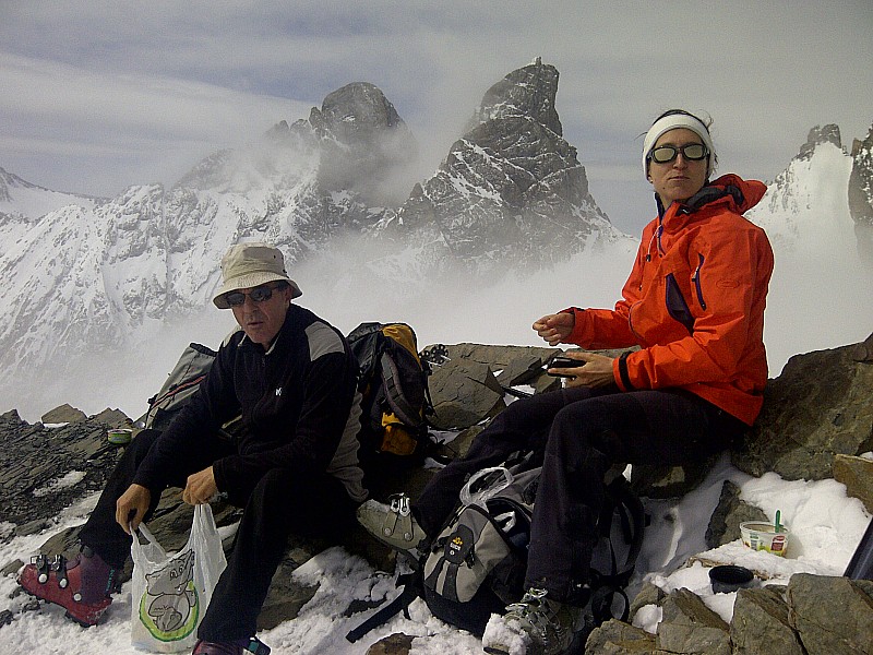 #2 Aiguille de l Aiguille de l'Epaisseur : Pause casse-croûte au sommet avec les Aiguilles d'Arve qui se dégagent