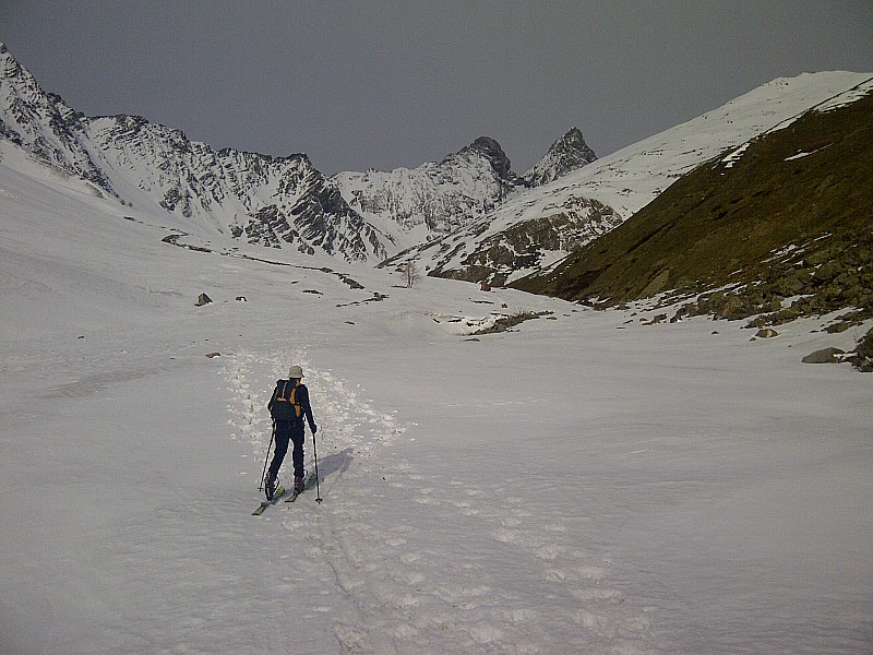 #1 Aiguille de l Aiguille de l'Epaisseur : Montée dans le vallon avec les Aiguilles d'Arve en arrière-plan