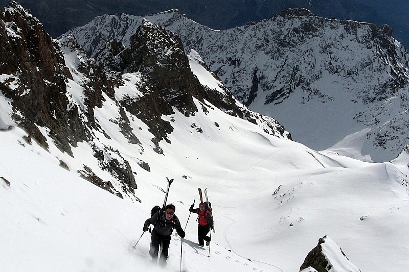 #2 Arête Sud : Ski sur le sac.
Un peu de thé au miel sur l Arête Sud : Ski sur le sac.
Un peu de thé au miel sur l'objectif de l'APN!