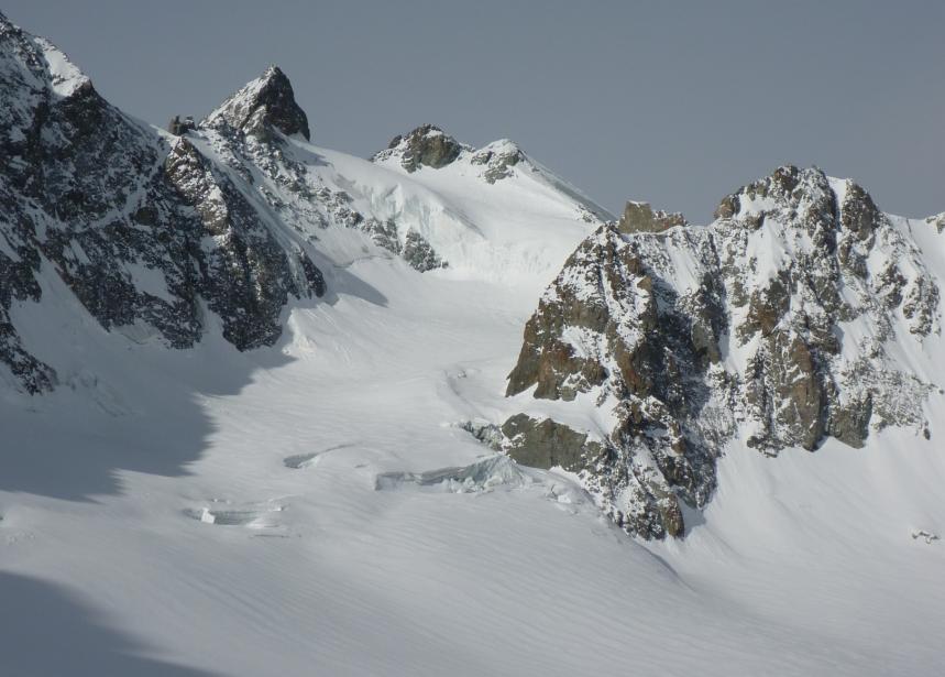 #4 Agneaux de paques : Reste 400/500m, le glacier passe bien mais il va falloir le tracer! Agneaux de paques : Reste 400/500m, le glacier passe bien mais il va falloir le tracer!