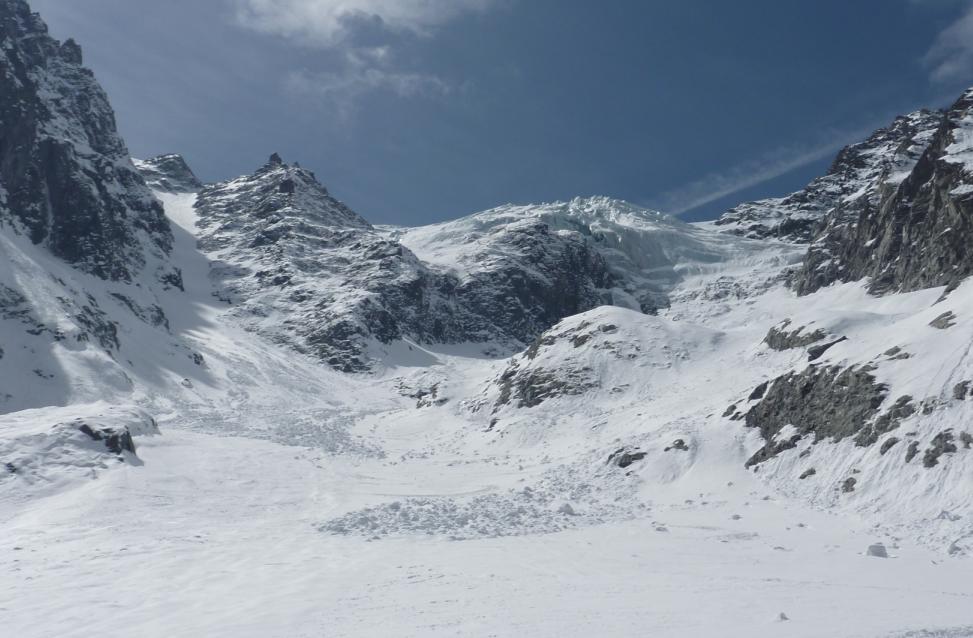 #10 Agneaux de paques : Etat du couloir est des alentours ce jour - malgre l Agneaux de paques : Etat du couloir est des alentours ce jour - malgre l'impression que ca donne, c'est pas si pire a skier, y'a pas mal de place entre les boulette et la neige est plutot bonne