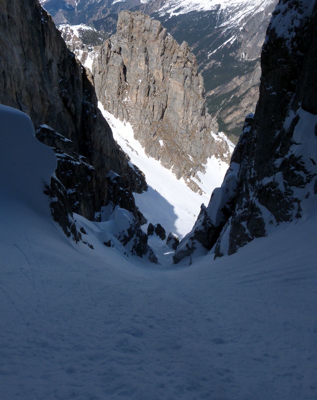 #21 Bas du second couloir : Il rejoint celui de la première brèche après 100 mètres environ Bas du second couloir : Il rejoint celui de la première brèche après 100 mètres environ