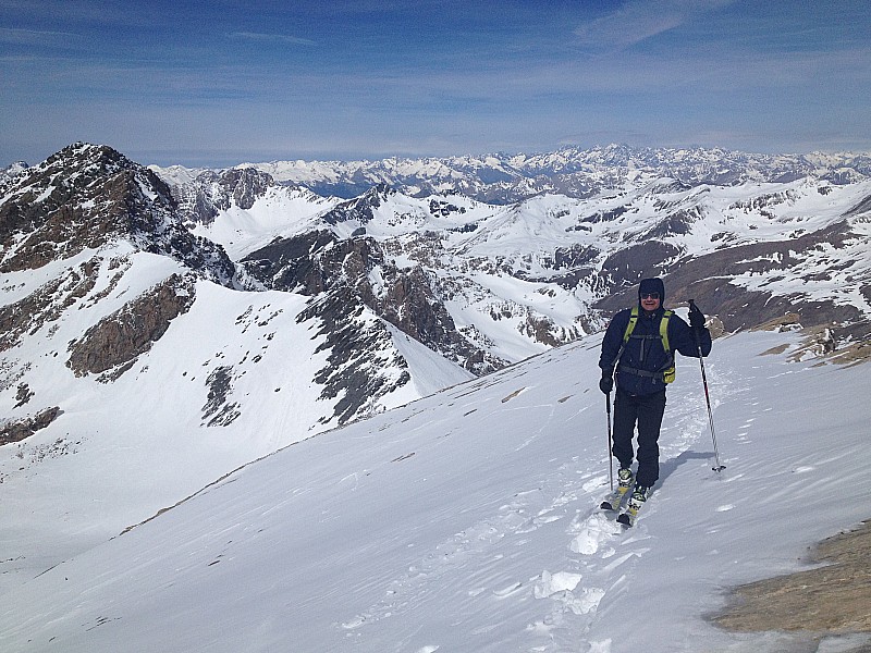 Jour 3 : Pascal arrivant au sommet skis aux pieds