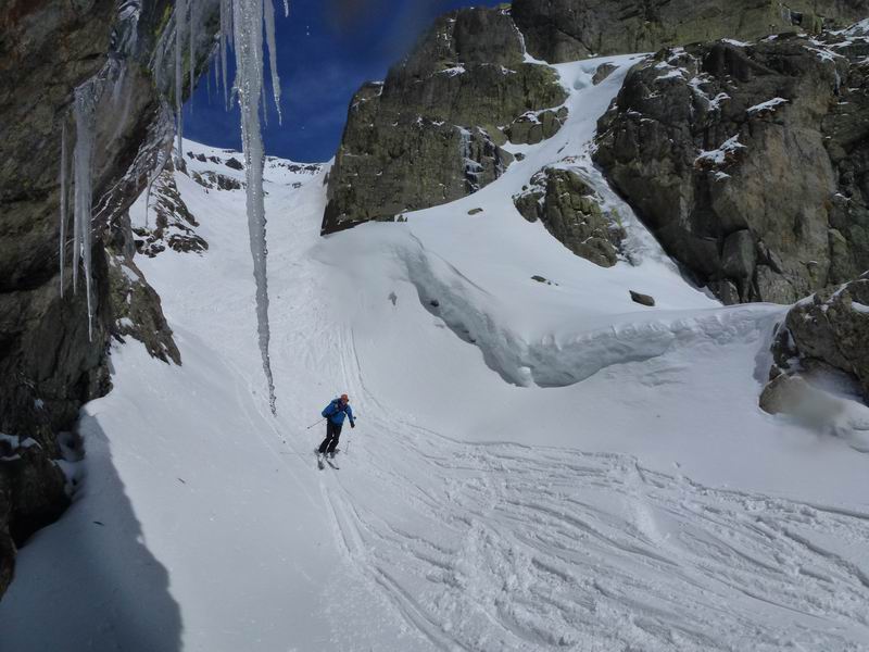 #1 Buet : Dans le canyon au dessus du refuge ... un vrai régal pour les yeux !
et quel ski .... Buet : Dans le canyon au dessus du refuge ... un vrai régal pour les yeux !
et quel ski ....