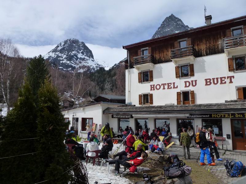 #15 Buet : Super ambiance avec beaucoup de skieurs de retour du Buet.
Bière, orchestre et bonne humeur au rendez-vous Buet : Super ambiance avec beaucoup de skieurs de retour du Buet.
Bière, orchestre et bonne humeur au rendez-vous