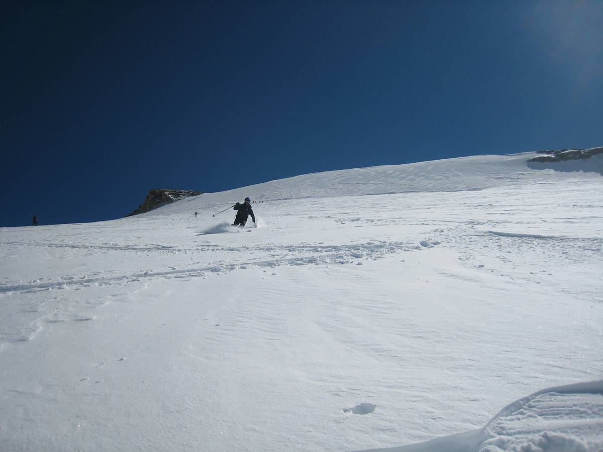 #7 Glacier du Charbonnel : neige étonnament peu travaillée à cette altitude Glacier du Charbonnel : neige étonnament peu travaillée à cette altitude
