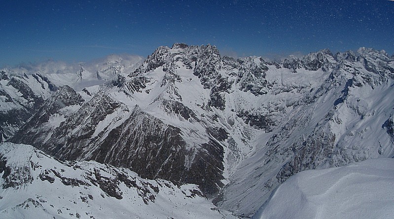 #9 Sirac et Ecrins : Quel paysage! Dommage que les conditions ne permettent pas de rester au sommet Sirac et Ecrins : Quel paysage! Dommage que les conditions ne permettent pas de rester au sommet