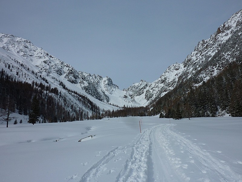 #2 Val d Val d'Arpette : Ca commence par pas mal de plat. Au fond, le col des Ecandies.