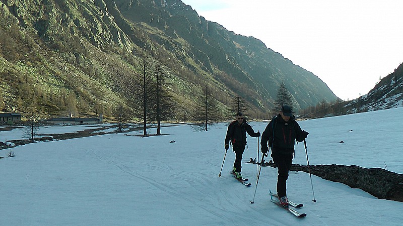#17 1800m : le fond du Pian di Valasco avec le refuge sur la droite 1800m : le fond du Pian di Valasco avec le refuge sur la droite