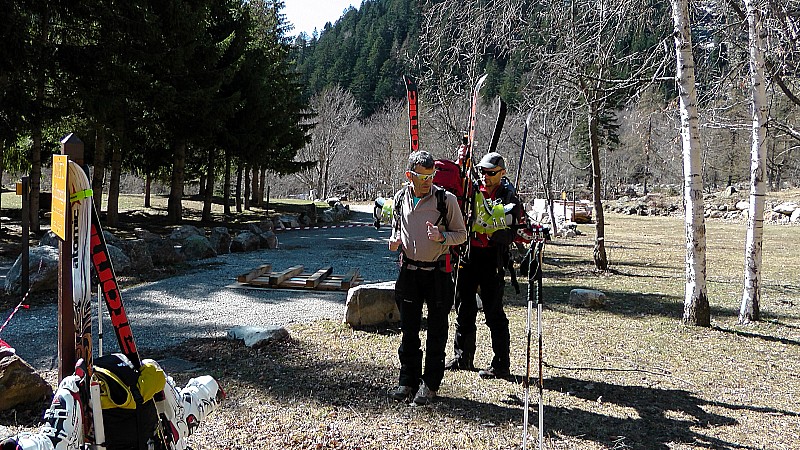 #1 1400m : Départ des Termes bien chargé pour une heure de portage jusqu 1400m : Départ des Termes bien chargé pour une heure de portage jusqu'au refuge