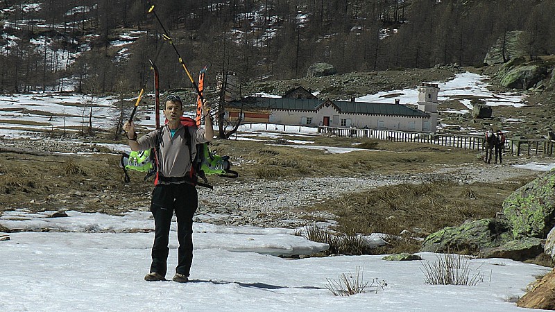 #6 1760m : Michel est content d 1760m : Michel est content d'arriver au refuge, où un super déjeuner Pascal nous attend