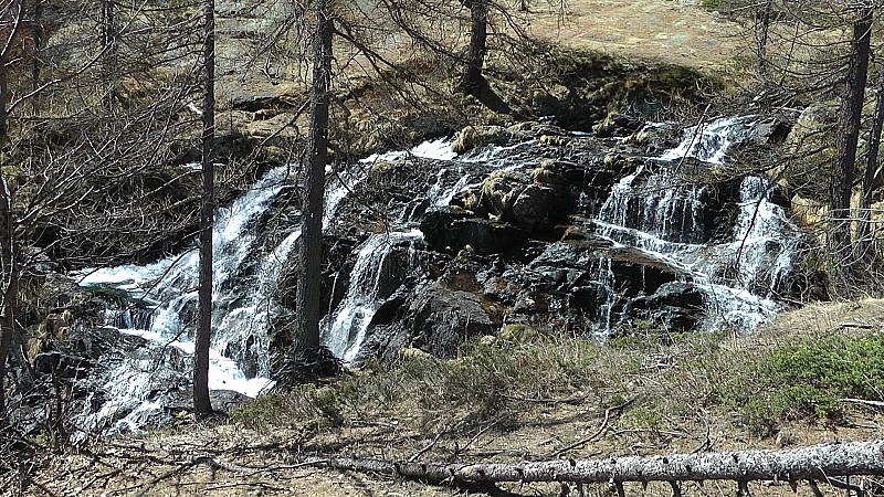 #2 1700m : le superbe vallon de Valasco et son torrent tumultueux aux nombreuses cascades 1700m : le superbe vallon de Valasco et son torrent tumultueux aux nombreuses cascades