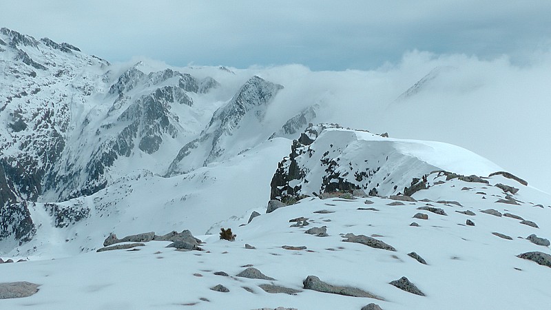 #28 2800m : Près du sommet les nuages arrivent du coté Français 2800m : Près du sommet les nuages arrivent du coté Français