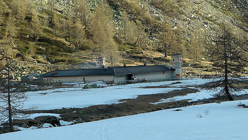 #16 1800m : lumière du matin sur le refuge Valasco 1800m : lumière du matin sur le refuge Valasco