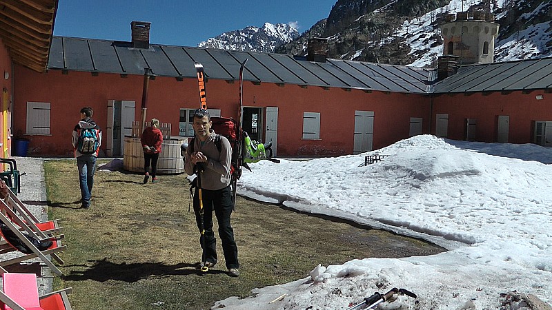#11 1760m : La cour intérieure et son JACUZZI que nous utiliserons en fin d 1760m : La cour intérieure et son JACUZZI que nous utiliserons en fin d'après midi ...