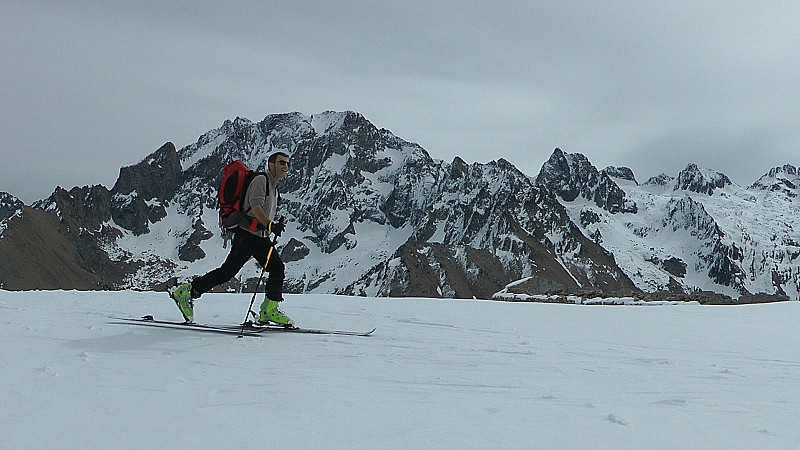 #22 2400m : devant l 2400m : devant l'Argentera, Michel regarde ce qu'il reste à monter