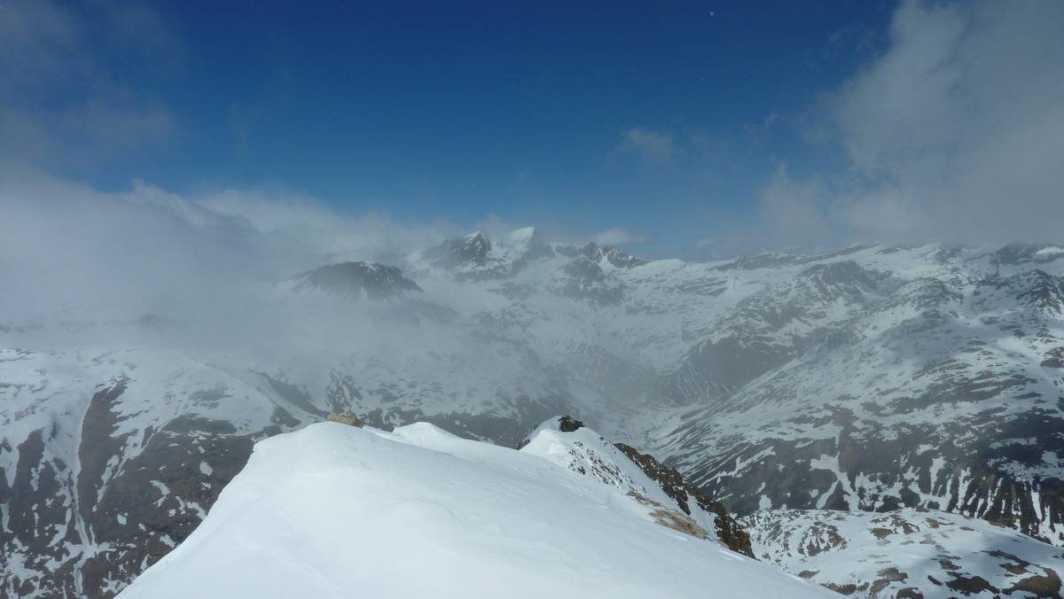 #7 vers la frontiere : Grande Aiguille Rousse plein centre mais on voit pas Friz ni Manu à la Levanna Occidentale vers la frontiere : Grande Aiguille Rousse plein centre mais on voit pas Friz ni Manu à la Levanna Occidentale