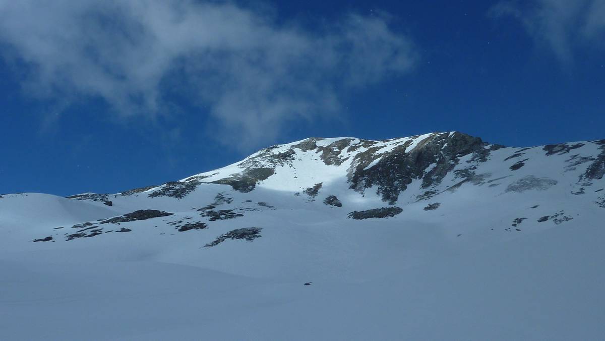 #9 Face SSW : sur le haut, ça passe par un écharpe à gauche du sommet Face SSW : sur le haut, ça passe par un écharpe à gauche du sommet
