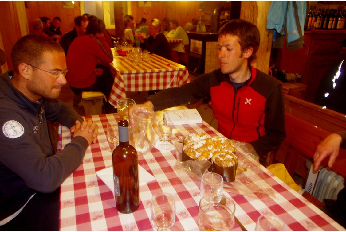 #15 La colomba : Soirée traditionnelle turinoise à Bezzi: Luca et soncollègue ont apporté au refuge la brioche de Pâques... la colomba... après les rudesses climatiques, le réconfort. La colomba : Soirée traditionnelle turinoise à Bezzi: Luca et soncollègue ont apporté au refuge la brioche de Pâques... la colomba... après les rudesses climatiques, le réconfort.