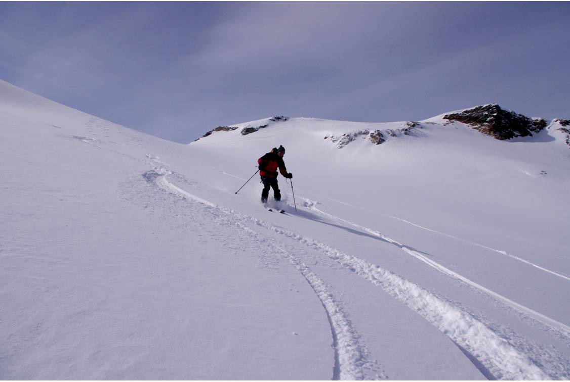 #18 Poudreuse à Giasson : Nous sommes dans les 1er skieurs à dévaller les pentes N du glacier Giasson... une poudreuse évidente, sur un glacier en rondeurs. Poudreuse à Giasson : Nous sommes dans les 1er skieurs à dévaller les pentes N du glacier Giasson... une poudreuse évidente, sur un glacier en rondeurs.