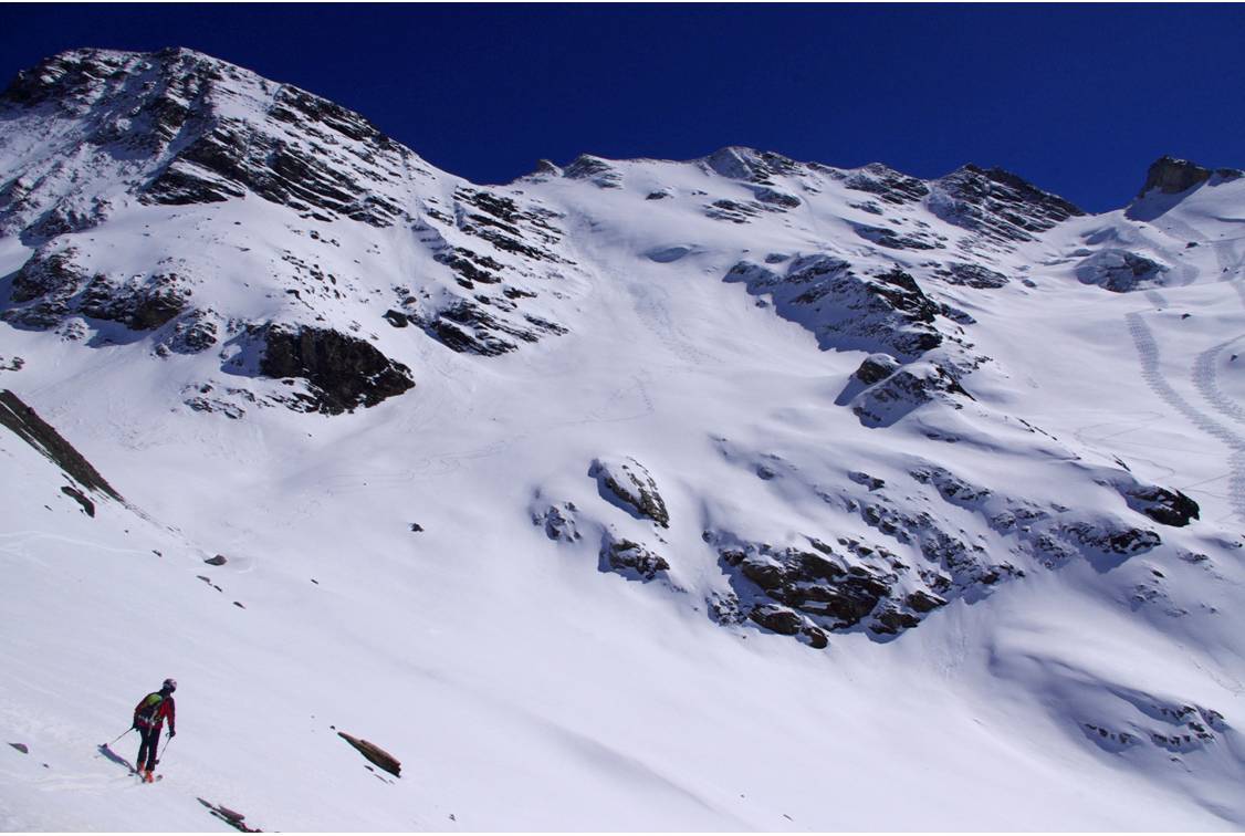 #28 Nicola file vers Giasson : Notre collègue file vite pour remonter le glacier Giasson. Respect! Nicola file vers Giasson : Notre collègue file vite pour remonter le glacier Giasson. Respect!